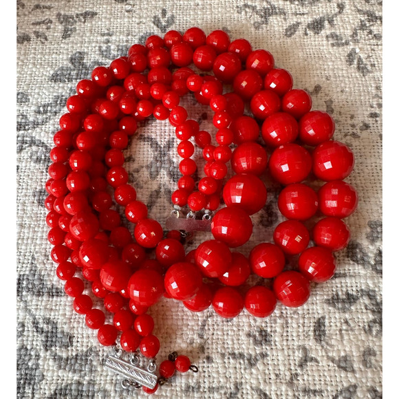 Vintage Three Strand Red Graduated Beaded Necklace Marked Hong Kong 20-23-" - Picture 5 of 11